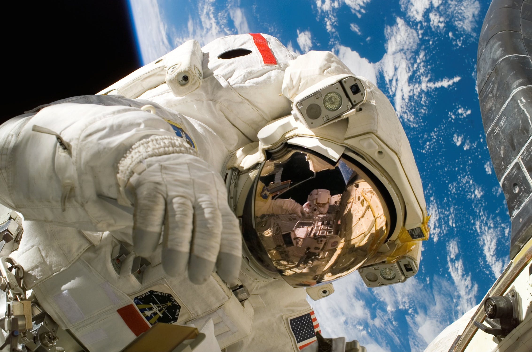 En astronaut framför Tellus