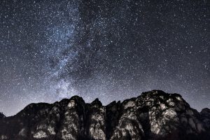 Stjärnor över ett berg